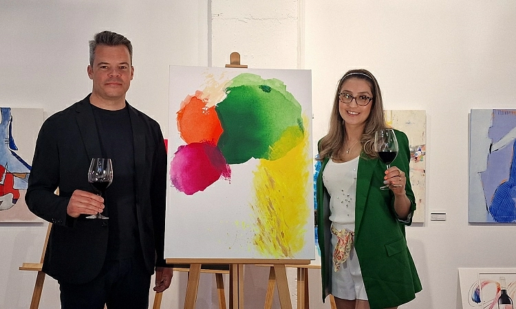 LA OBRA “¿QUIERES BAILAR?”, DE LA ARTISTA CHILENA- ESPAÑOLA KARLA LAGOS GATICA, NUEVA ETIQUETA DEL VINO “PRIMERO 2025” DE FARIÑA