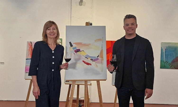 La obra “Alegría”, de la artista rusa Yulia Bazhenova, se convertirá en la próxima etiqueta del vino Primero de Fariña